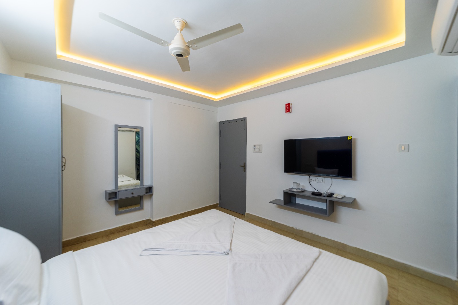 Deluxe Room work desk and smart television