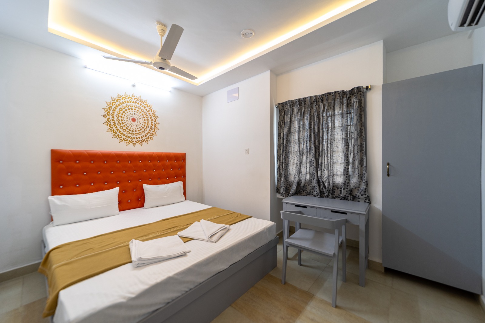 Standard Room with queen-size bed and air conditioning