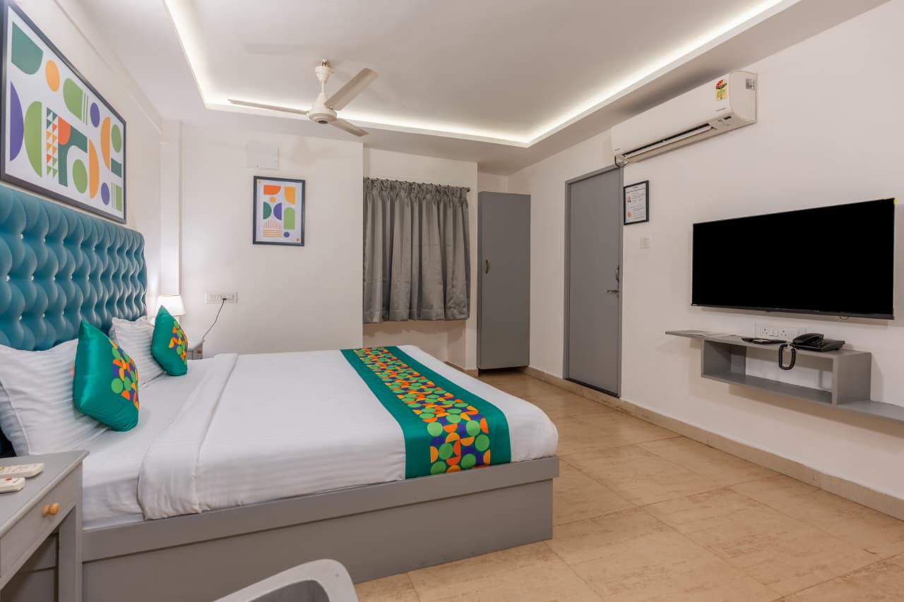 Deluxe Maple Room – Bed with Large Wall-Mounted TV | Bonne Chance Heritage Residence, Puducherry