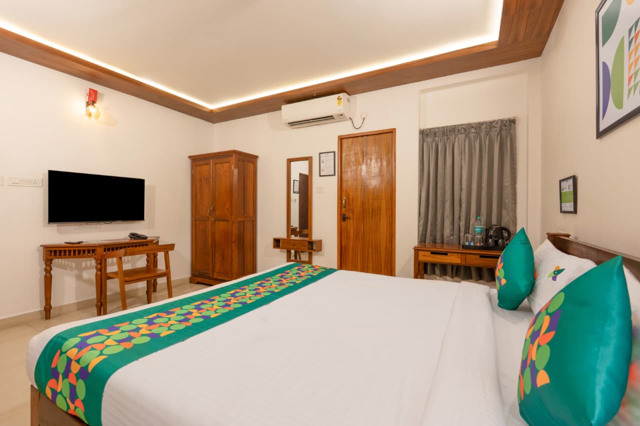 Deluxe Maple Room – Bed, TV and Wooden Wardrobe | Bonne Chance Heritage Residence, Puducherry