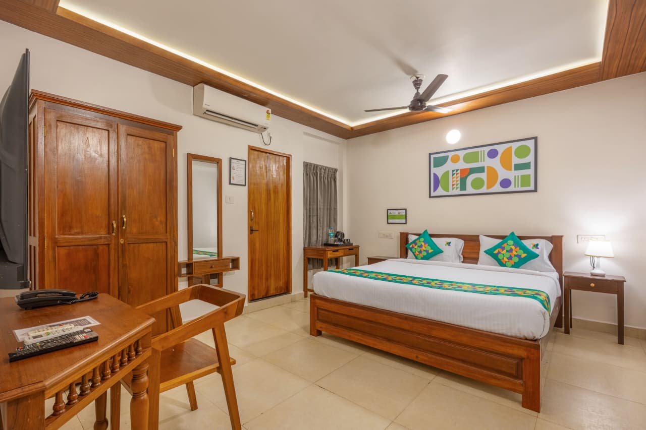 Deluxe Maple Room – King Bed with Wooden Ceiling and Wardrobe | Bonne Chance Heritage Residence, Puducherry