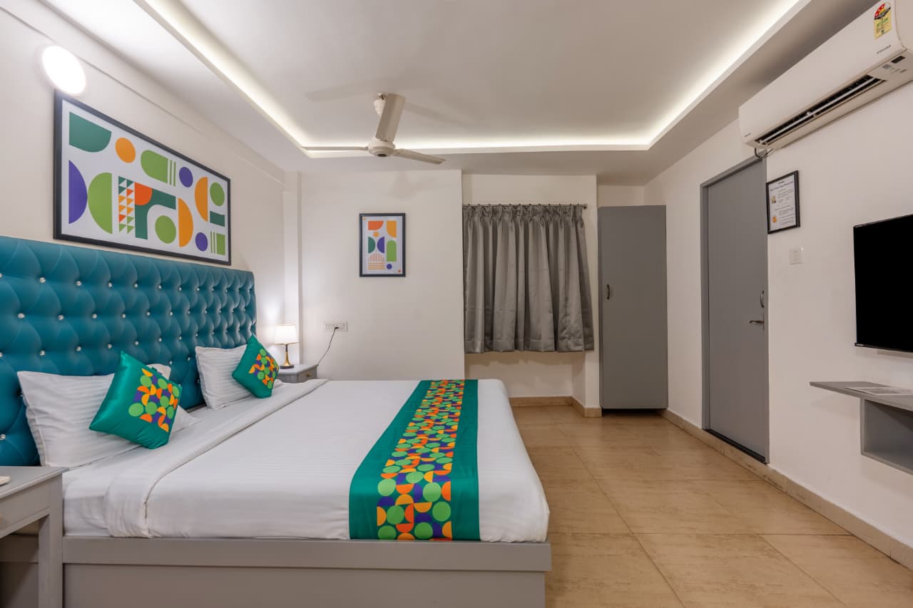 Deluxe Maple Room – Teal Headboard Bed with Wall-Mounted TV | Bonne Chance Heritage Residence, Puducherry