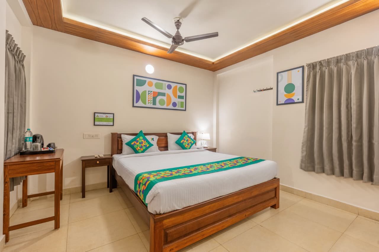 Deluxe Maple Room – Wooden Bed and Tea/Coffee Station | Bonne Chance Heritage Residence, Puducherry