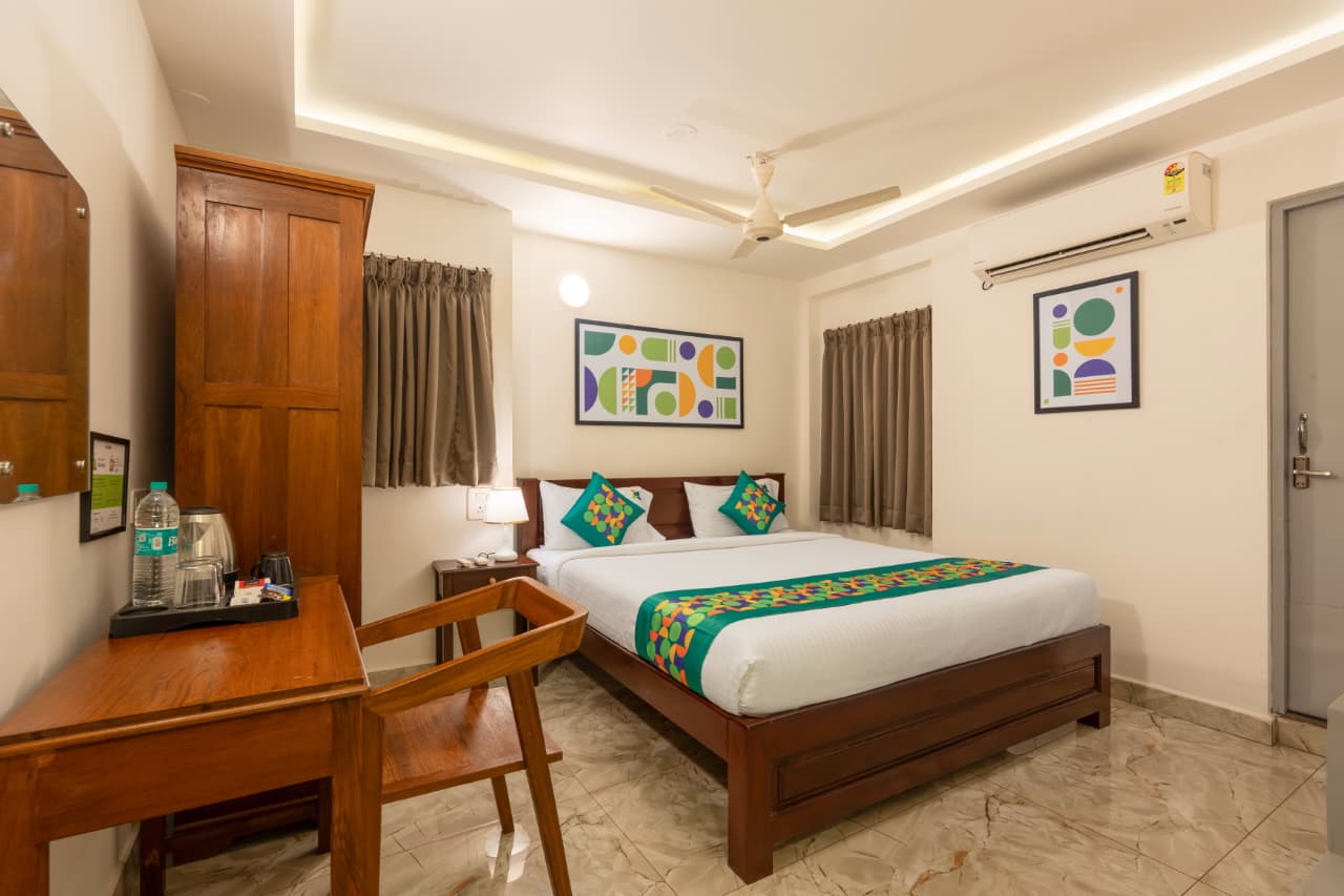 Standard Oak Room – Double Bed with Wooden Work Desk | Bonne Chance Heritage Residence, Puducherry
