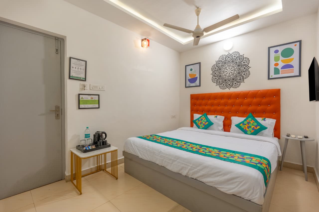 Standard Oak Room – Double Bed and Tea Table | Bonne Chance Heritage Residence, Puducherry