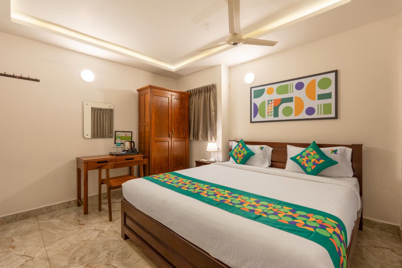 Standard Oak Room – Double Bed, Work Desk and Wooden Wardrobe | Bonne Chance Heritage Residence, Puducherry