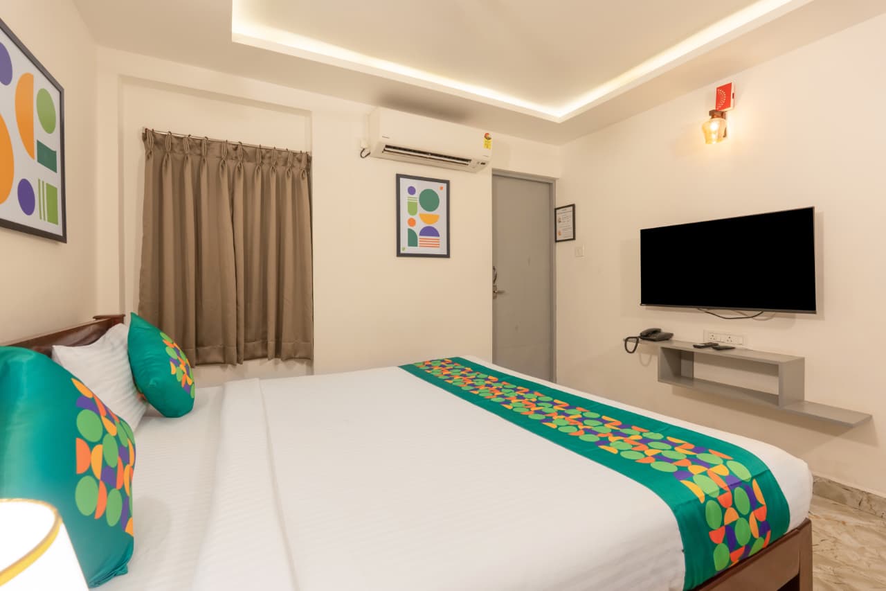 Standard Oak Room – Double Bed with Wall-Mounted TV | Bonne Chance Heritage Residence, Puducherry