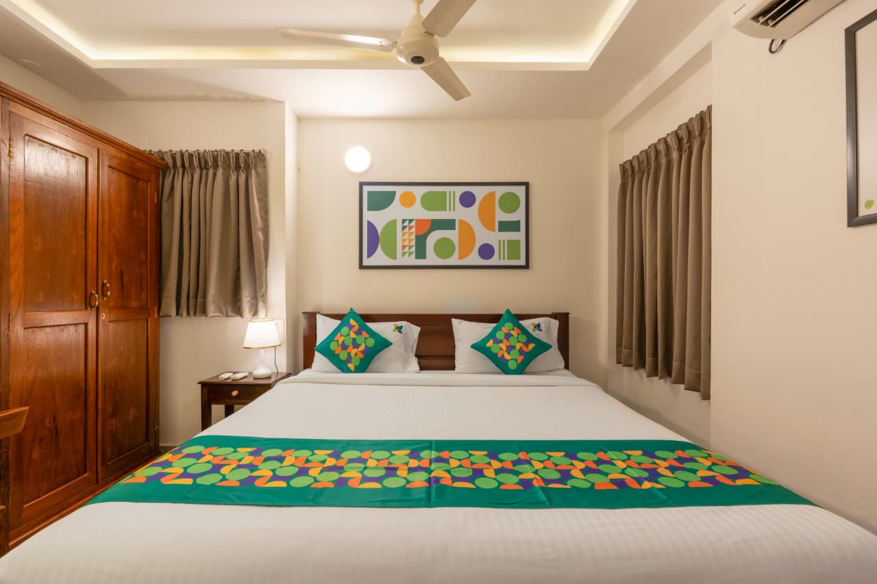 Standard Oak Room – Queen Bed with Bedside Lamp | Bonne Chance Heritage Residence, Puducherry